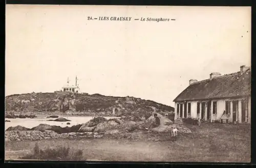 AK Chausey, Le Sémaphore et maison côtière sur les rochers