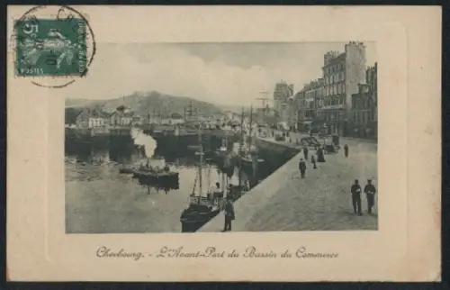 AK Cherbourg, L`Avant-Port du Bassin du Commerce avec bateaux et passants