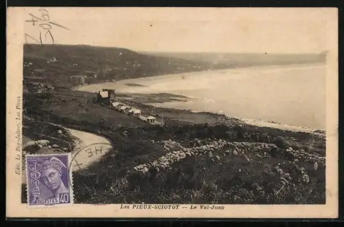 AK Les Pieux-Sciotot, Le Val-Juan avec vue sur la côte et les maisons environnantes