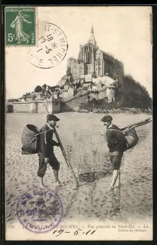 AK Mont-Saint-Michel, Vue générale au Nord-Est avec pêcheurs sur le sable