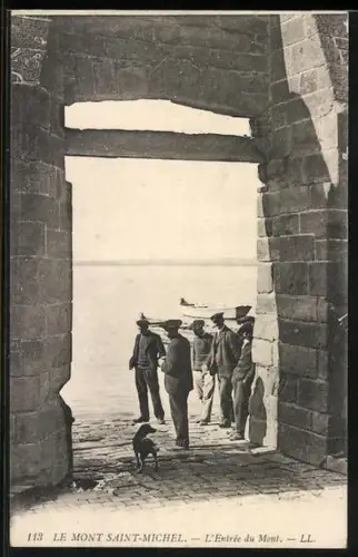 AK Le Mont-Saint-Michel, L`Entrée du Mont avec visiteurs et chien