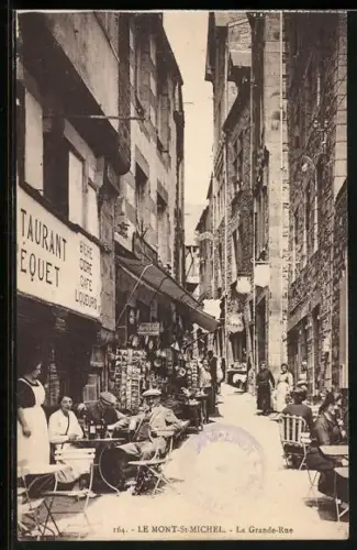 AK Le Mont-St-Michel, La Grande-Rue animée avec cafés et boutiques