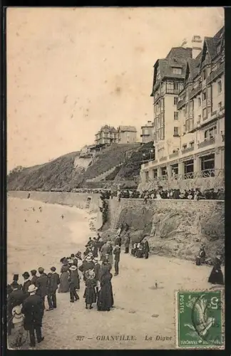 AK Granville, La Digue avec promeneurs sur la plage et bâtiments en bord de mer
