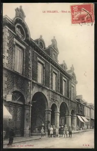 AK Le Teilleul, Hôtel de Ville et habitants devant l`édifice