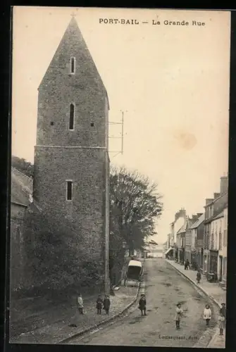 AK Port-Bail, La Grande Rue avec tour et passants