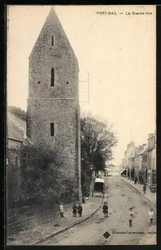 AK Port-Bail, La Grande-Rue avec la tour ancienne et des passants