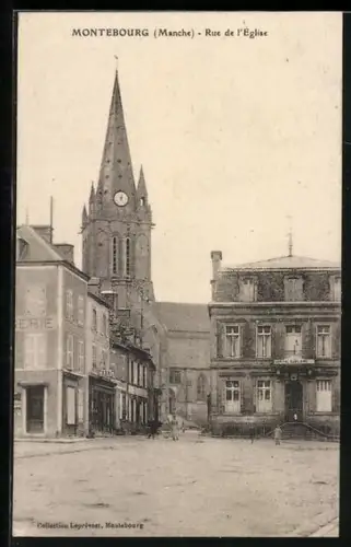 AK Montebourg /Manche, Rue de l`Église avec vue sur le clocher et les bâtiments environnants