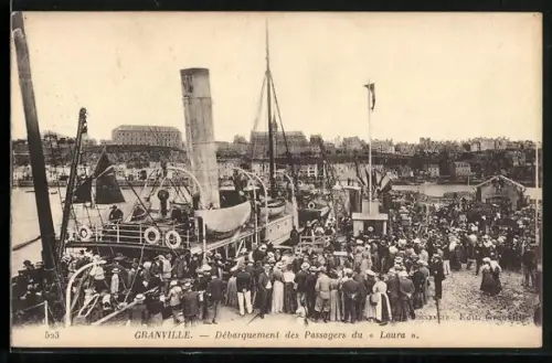 AK Granville, Débarquement des Passagers du « Laura »