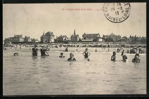 AK Saint-Pair-sur-Mer, Le Bain: Baigneurs et vue sur le village côtier