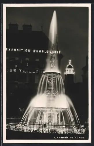 AK La Chaux de Fonds, Exposition d`Horlogerie, Ausstellungsgebäude und Brunnen bei Nacht