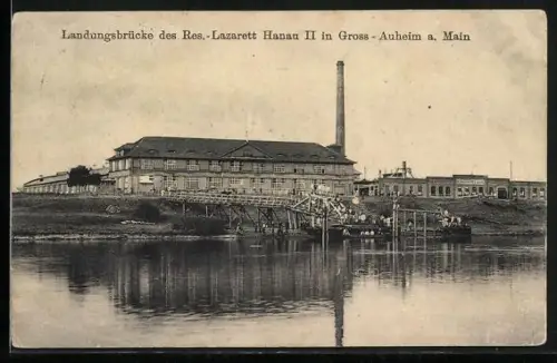AK Gross-Auheim, Landungsbrücke des Res.-Lazarett Hanau II., Blick vom Main