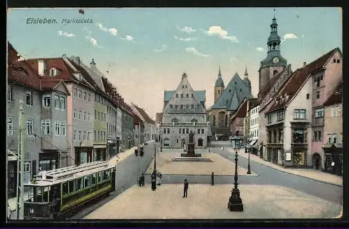 AK Eisleben, Strassenbahn auf der Strasse am Marktplatz