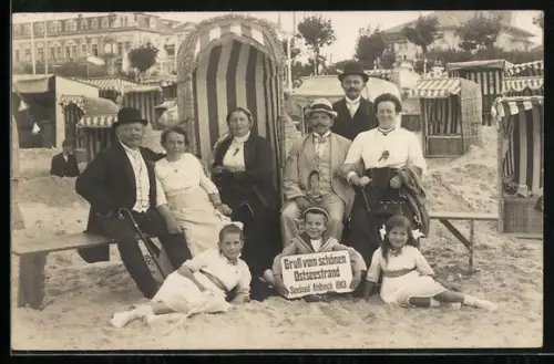 Foto-AK Ahlbeck / Ostseebad, Erinnerungbild vom Ostseestrand im Strandkorb