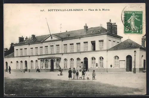 AK Sotteville-lès-Rouen, Place de la Mairie avec des enfants jouant devant le bâtiment