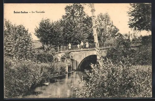 AK Saint-Saëns, La Varenne, Vue du pont pittoresque sur la rivière entouré de verdure