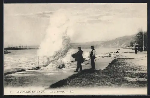 AK Caudebec-en-Caux, Le Mascaret et deux hommes observant la vague spectaculaire