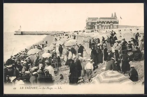 AK Le Tréport, La Plage animée avec des baigneurs et des tentes de plage