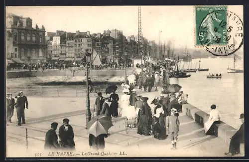 AK Le Havre, Le Grand Quai animé par des promeneurs et bateaux au port