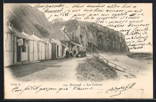 AK Berneval, Les Cabines sur la plage avec falaises en arrière-plan