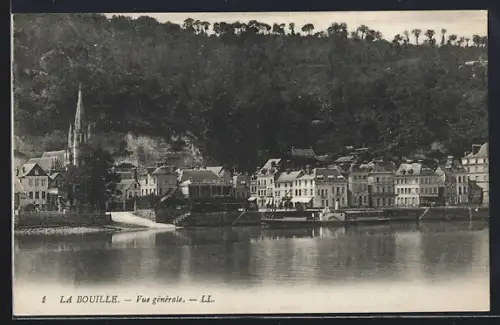 AK La Bouille, Vue générale du village au bord de la rivière