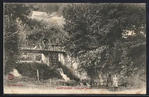 AK Saint-Saëns, L`Ancien Glacis avec pont en bois et verdure luxuriante
