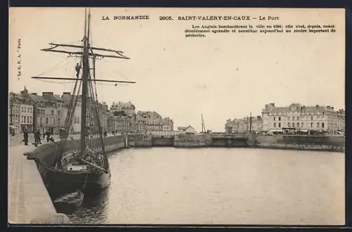 AK Saint-Valéry-en-Caux, Le Port et le voilier amarré dans le port historique