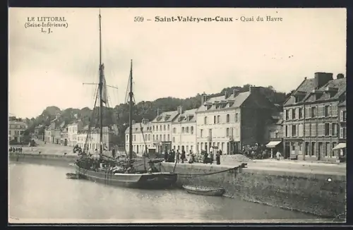 AK Saint-Valéry-en-Caux, Quai du Havre avec bateau amarré et vue des bâtiments??