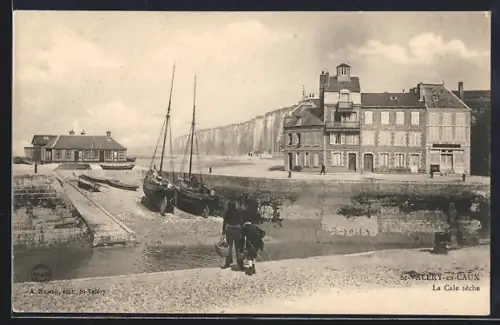 AK St-Valery-en-Caux, La Cale sèche avec bateaux et falaises en arrière-plan