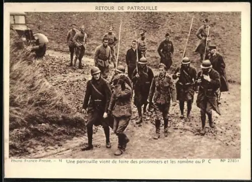 AK Patrouille vient de foire des prisonniers et les ramene au PC, Kriegsgefangene werden zurück ins Lager geführt