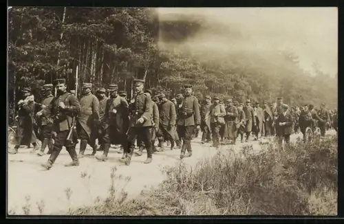 Foto-AK Kriegsgefangene auf dem Weg zum Arbeitseinsatz