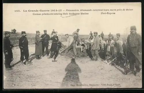 AK Reims, Prisonniers Allemands enterrant leurs morts pres de Reims