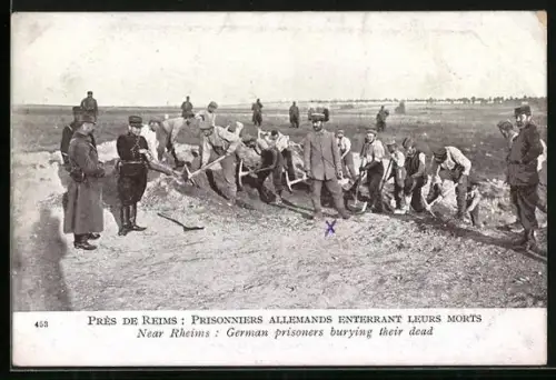AK Prisonniers Allemands enterrant leurs morts, Deutsche Kriegsgefangene begraben ihre Kameraden