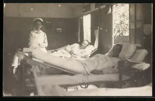 Foto-AK Schwester des Roten Kreuzes versorgt verwundete Soldaten