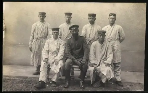 Foto-AK Gruppenbild verwundeter Soldaten, Rotes Kreuz