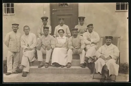 Foto-AK Verwundete Soldaten mit Krankenschwester, Rotes Kreuz