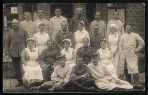 Foto-AK Soldaten und Krankenschwestern, Gruppenbild, Rotes Kreuz
