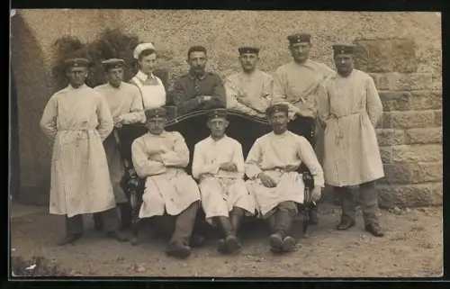 AK Soldaten mit Krankenschwester, Gruppenbild, Rotes Kreuz