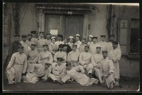 Foto-AK Soldaten im Lazarett mit Krankenschwester, Rotes Kreuz