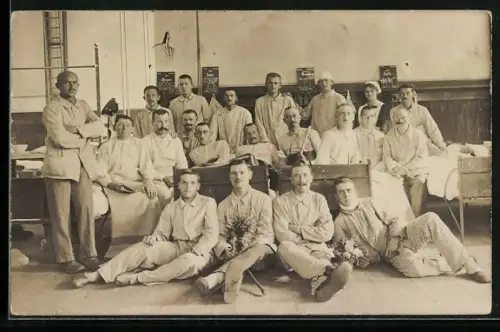 Foto-AK Verwundete Soldaten und Krankenschwester im Lazarett, Rotes Kreuz