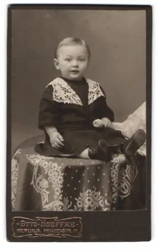 Fotografie Otto Hoeffke, Berlin, Prinzenstrasse 7, Kleinkind auf rundem Tisch