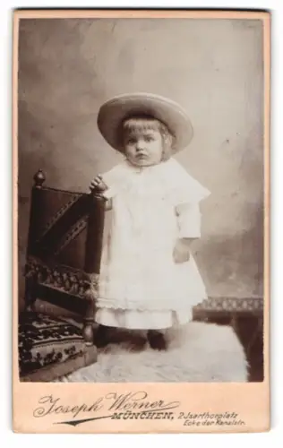 Fotografie Joseph Werner, München, Isarthorplatz 2, Kind mit Hut neben Stuhl