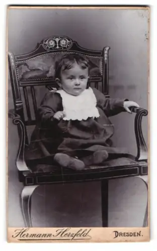 Fotografie Hermann Herzfeld, Dresden, Altmarkt, Kind auf einem kunstvoll verzierten Stuhl