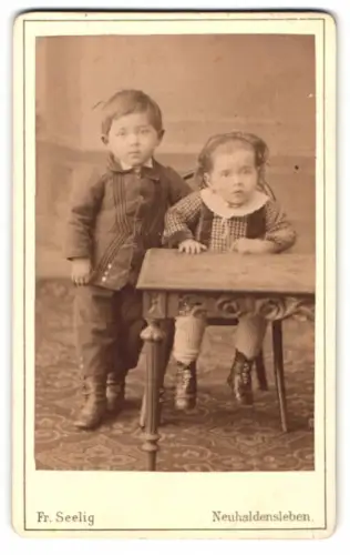 Fotografie Fr. Seelig, Neuhaldensleben, Langestrasse 50, Zwei Kinder am Tisch