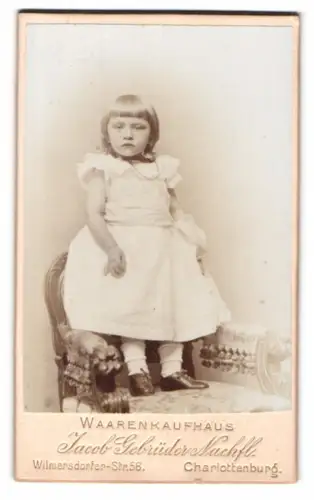 Fotografie Waarenkaufhaus Jacob Gebrüder Nachfl., Charlottenburg, Wilmersdorfer Str. 56, Porträt eines kleinen Mädchens