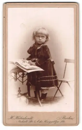 Fotografie H. Haberlandt, Berlin, Anhalt-Str. 2, Kind mit Buch