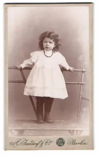 Fotografie A. Jandorf & Co, Berlin, Grosse Frankfurterstr. 113, Stehendes Kind in weissem Kleid