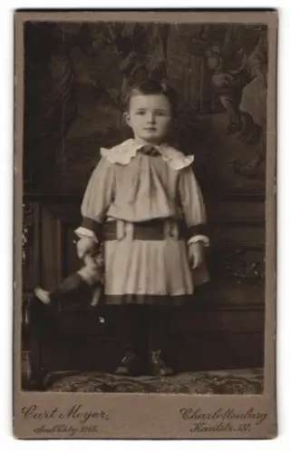 Fotografie Curt Meyer, Charlottenburg, Kantstr. 131, Portrait eines Kindes mit Spielzeug