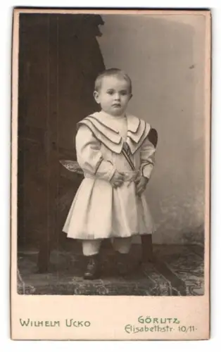 Fotografie Wilhelm Ucko, Görlitz, Elisabethstr. 10/11, Kind in gestreiftem Kleid