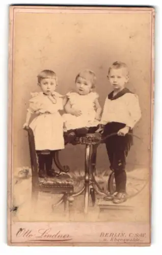 Fotografie Otto Lindner, Berlin, C. König Strasse 30, Drei Kinder mit Stuhl, Tisch und Reifen