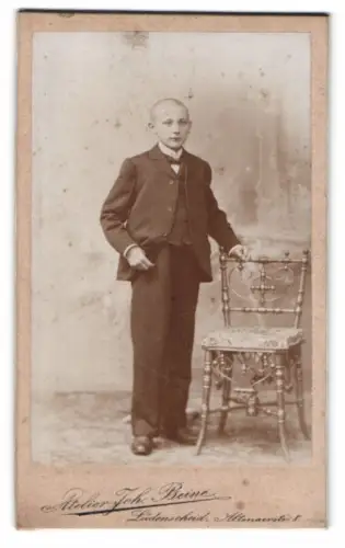 Fotografie Reinert Joh. Beine, Lüdenscheid, Altenaerstr. 8, Junge mit Stuhl